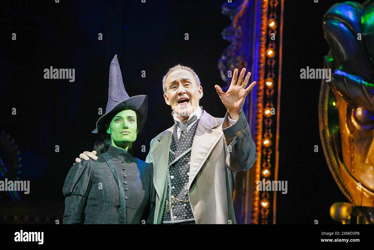 Idina Menzel (Elphaba), Nigel Planer (der Zauberer) in WICKED at the Apollo Victoria, London SW1 27/09/2006 Musik & Text: Stephen Schwartz Buch: Winnie Holzman nach dem Roman von Gregory Maguire Set Design: Eugene Lee Kostüme: Susan Hilferty Beleuchtung: Kenneth Posner Musical Inszenierung: Wayne Cilento Regisseur: Joe Mantello Stockfoto