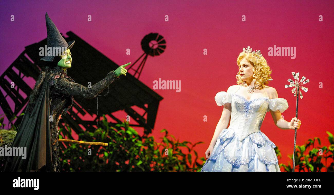 l-r: Idina Menzel (Elphaba), Helen Dallimore (Glinda) in WICKED at the Apollo Victoria, London SW1 27/09/2006 Musik & Text: Stephen Schwartz Buch: Winnie Holzman nach dem Roman von Gregory Maguire Set Design: Eugene Lee Kostüme: Susan Hilferty Beleuchtung: Kenneth Posner musikalische Inszenierung: Wayne Cilento Regisseur: Joe Mantello Stockfoto