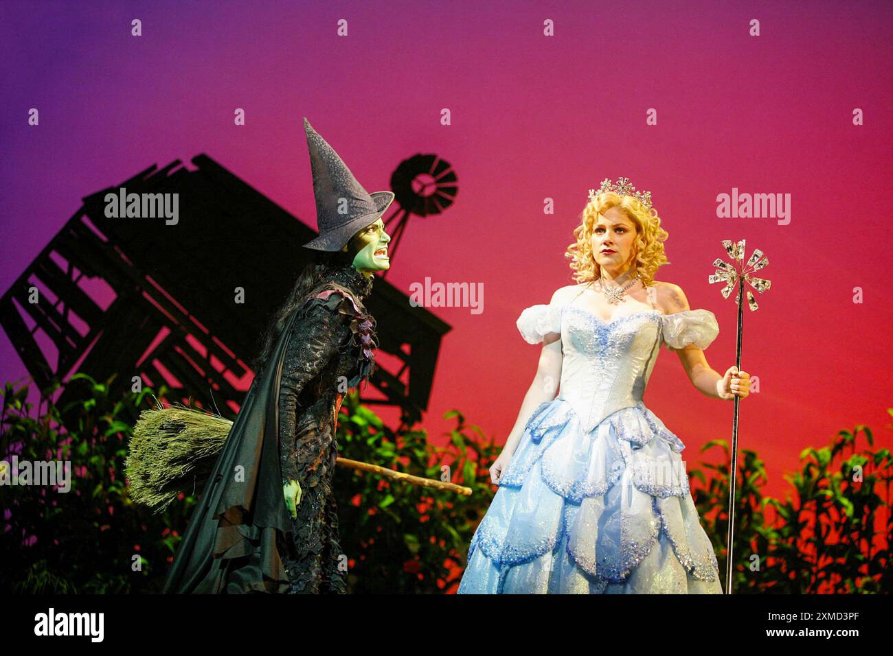 l-r: Idina Menzel (Elphaba), Helen Dallimore (Glinda) in WICKED at the Apollo Victoria, London SW1 27/09/2006 Musik & Text: Stephen Schwartz Buch: Winnie Holzman nach dem Roman von Gregory Maguire Set Design: Eugene Lee Kostüme: Susan Hilferty Beleuchtung: Kenneth Posner musikalische Inszenierung: Wayne Cilento Regisseur: Joe Mantello Stockfoto