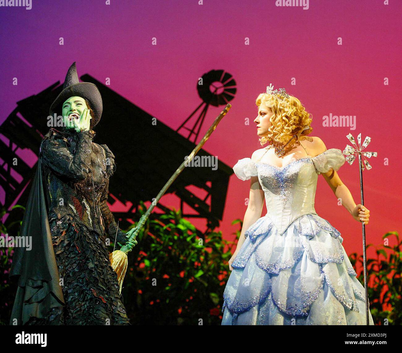 l-r: Idina Menzel (Elphaba), Helen Dallimore (Glinda) in WICKED at the Apollo Victoria, London SW1 27/09/2006 Musik & Text: Stephen Schwartz Buch: Winnie Holzman nach dem Roman von Gregory Maguire Set Design: Eugene Lee Kostüme: Susan Hilferty Beleuchtung: Kenneth Posner musikalische Inszenierung: Wayne Cilento Regisseur: Joe Mantello Stockfoto