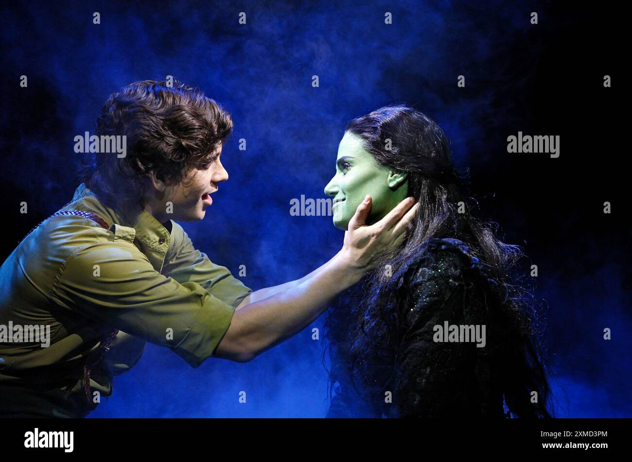 Adam Garcia (Fiyero), Idina Menzel (Elphaba) in WICKED at the Apollo Victoria, London SW1 27/09/2006 Musik & Text: Stephen Schwartz Buch: Winnie Holzman nach dem Roman von Gregory Maguire Set Design: Eugene Lee Kostüme: Susan Hilferty Beleuchtung: Kenneth Posner Musical Inszenierung: Wayne Cilento Regisseur: Joe Mantello Stockfoto