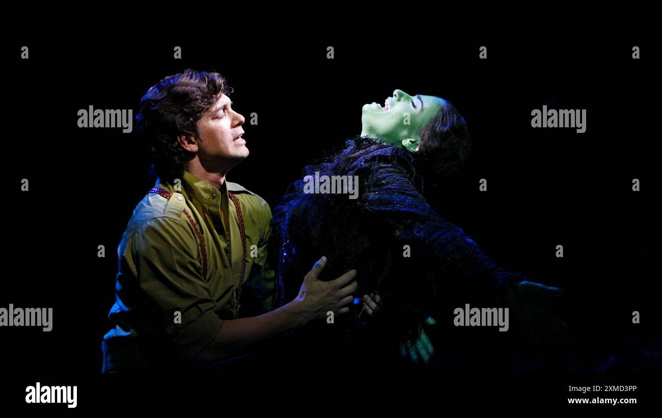 Adam Garcia (Fiyero), Idina Menzel (Elphaba) in WICKED at the Apollo Victoria, London SW1 27/09/2006 Musik & Text: Stephen Schwartz Buch: Winnie Holzman nach dem Roman von Gregory Maguire Set Design: Eugene Lee Kostüme: Susan Hilferty Beleuchtung: Kenneth Posner Musical Inszenierung: Wayne Cilento Regisseur: Joe Mantello Stockfoto