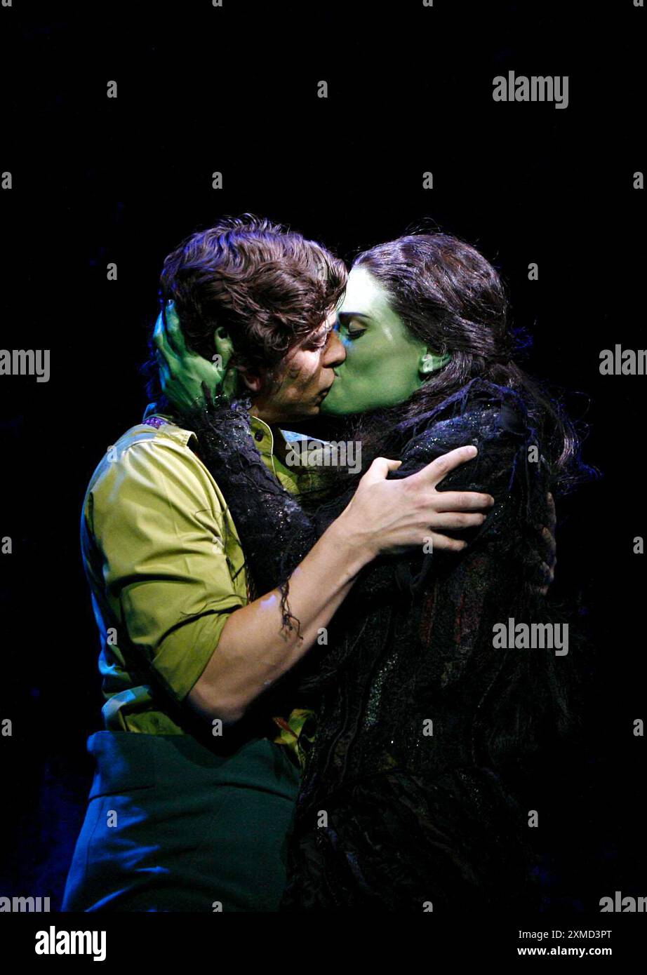 Adam Garcia (Fiyero), Idina Menzel (Elphaba) in WICKED at the Apollo Victoria, London SW1 27/09/2006 Musik & Text: Stephen Schwartz Buch: Winnie Holzman nach dem Roman von Gregory Maguire Set Design: Eugene Lee Kostüme: Susan Hilferty Beleuchtung: Kenneth Posner Musical Inszenierung: Wayne Cilento Regisseur: Joe Mantello Stockfoto