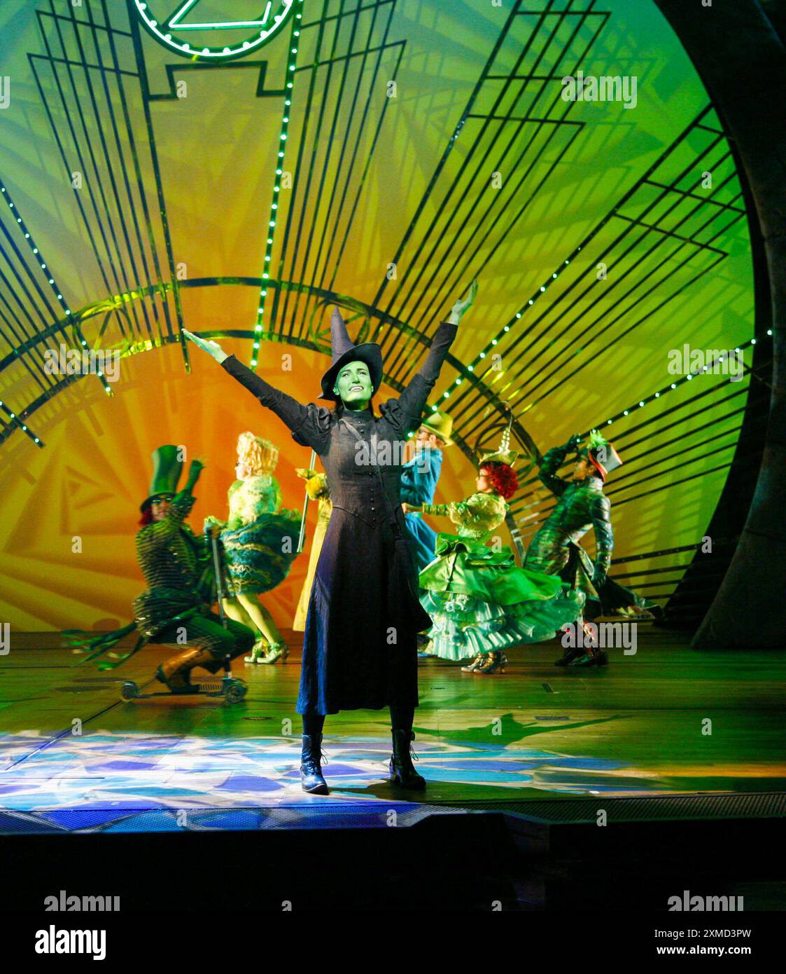 Idina Menzel (Elphaba) in WICKED at the Apollo Victoria, London SW1 27/09/2006 Musik & Text: Stephen Schwartz Buch: Winnie Holzman nach dem Roman von Gregory Maguire Set Design: Eugene Lee Kostüme: Susan Hilferty Beleuchtung: Kenneth Posner musikalische Inszenierung: Wayne Cilento Regisseur: Joe Mantello Stockfoto
