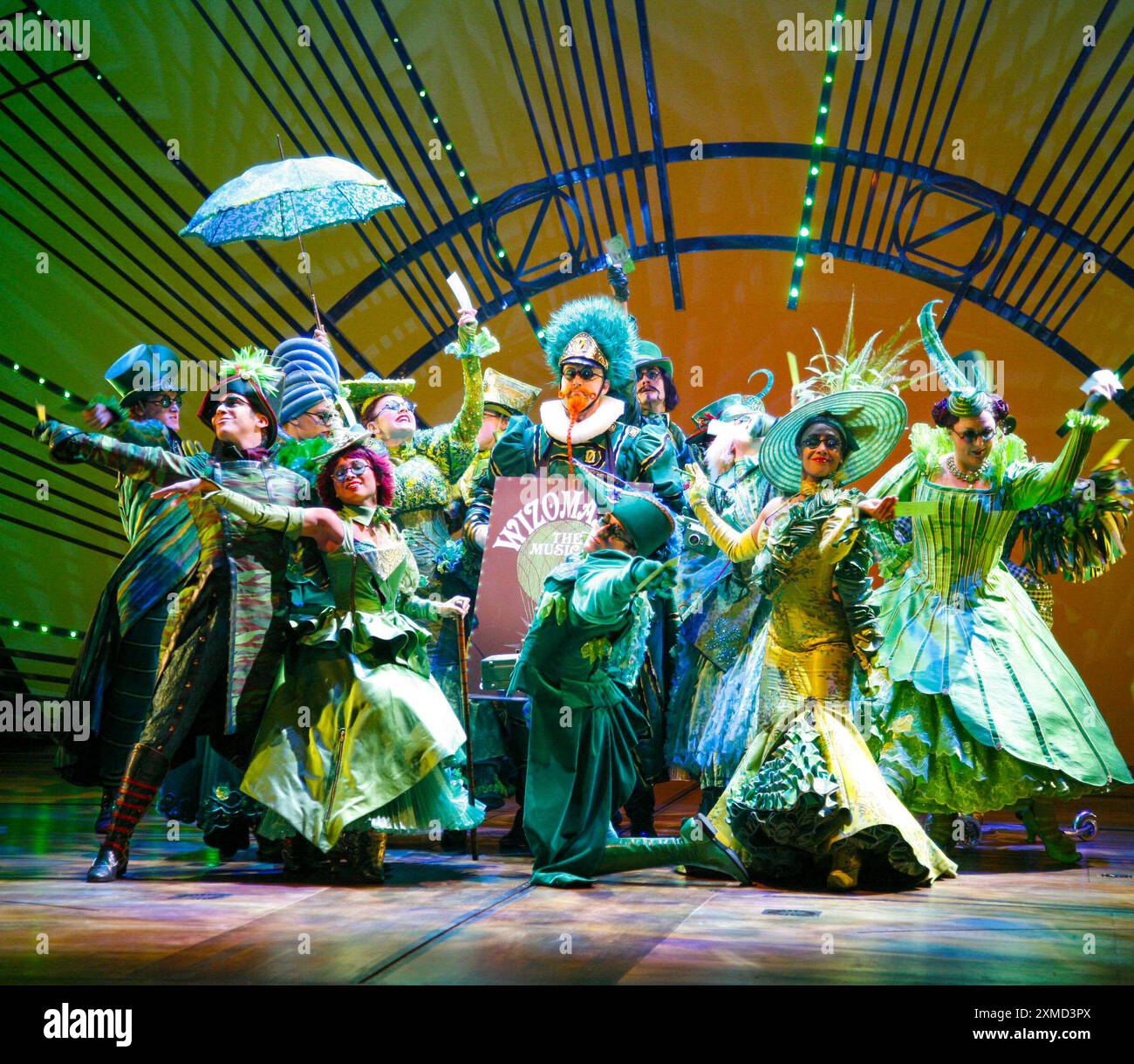 Company in WICKED at the Apollo Victoria, London SW1 27/09/2006 Musik & Text: Stephen Schwartz Buch: Winnie Holzman nach dem Roman von Gregory Maguire Set Design: Eugene Lee Kostüme: Susan Hilferty Beleuchtung: Kenneth Posner Musical Inszenierung: Wayne Cilento Regisseur: Joe Mantello Stockfoto