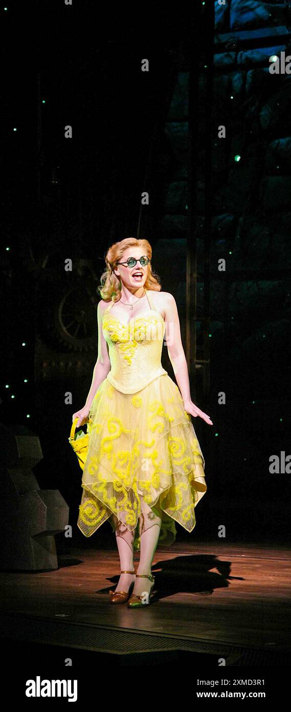Helen Dallimore (Glinda) in WICKED at the Apollo Victoria, London SW1 27/09/2006 Musik & Text: Stephen Schwartz Buch: Winnie Holzman nach dem Roman von Gregory Maguire Set Design: Eugene Lee Kostüme: Susan Hilferty Beleuchtung: Kenneth Posner musikalische Inszenierung: Wayne Cilento Regisseur: Joe Mantello Stockfoto