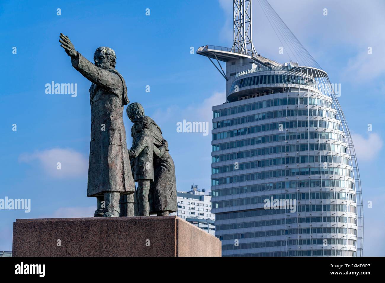 Skyline von Bremerhaven, das Emigrantendenkmal, die Emigranten, am Willy-Brand-Platz, an der Seebaederkaje, Atlantic Sail City Hotel Tower, Bremen Stockfoto