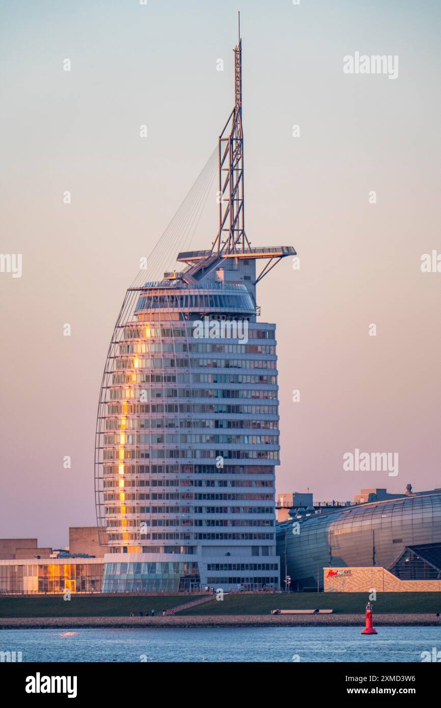 Skyline von Bremerhaven, Blick über die Weser, Atlantic Sail City Hotel, Klimahaus, in Bremerhaven, Bremen, Deutschland Stockfoto