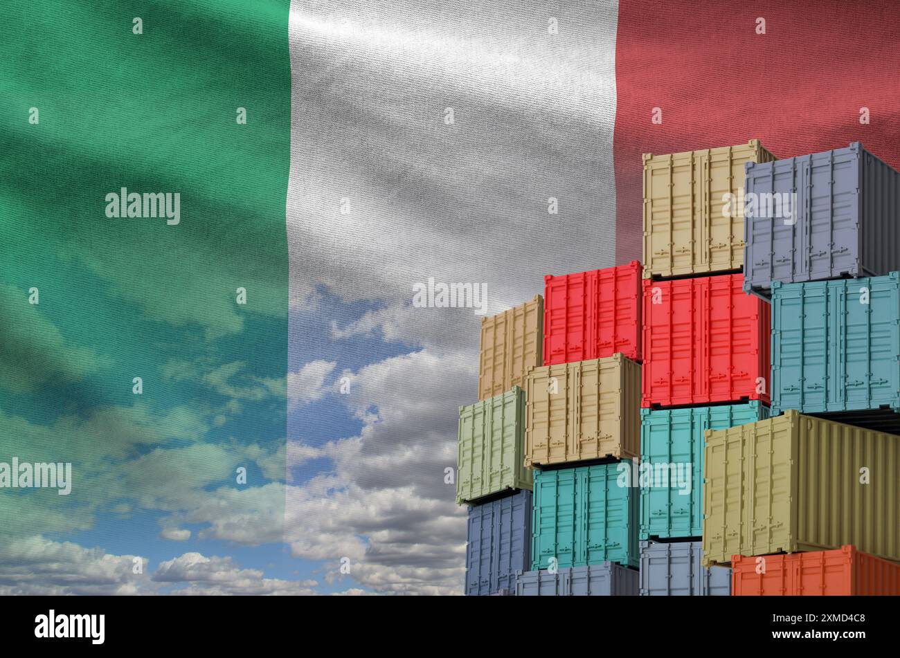 Italienische Flagge und großer Stapel von Frachtcontainern in Docks mit Himmelshintergrund aus nächster Nähe Stockfoto