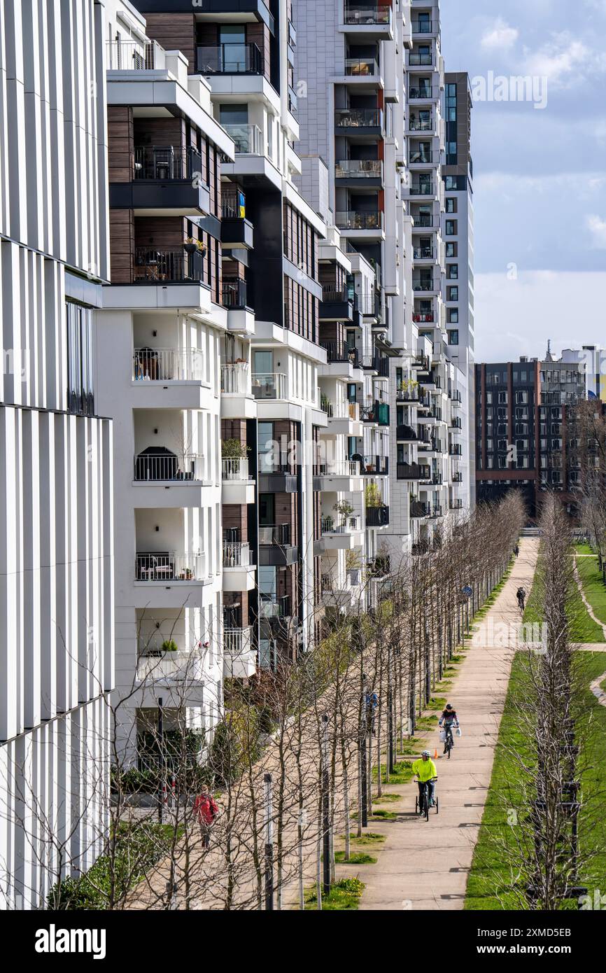 Modernes Wohnviertel entlang der Toulouser Allee, Hochhäuser mit Wohnungen und Büros, auf ehemaligen Bahnhöfen, Güterbahnhof Stockfoto