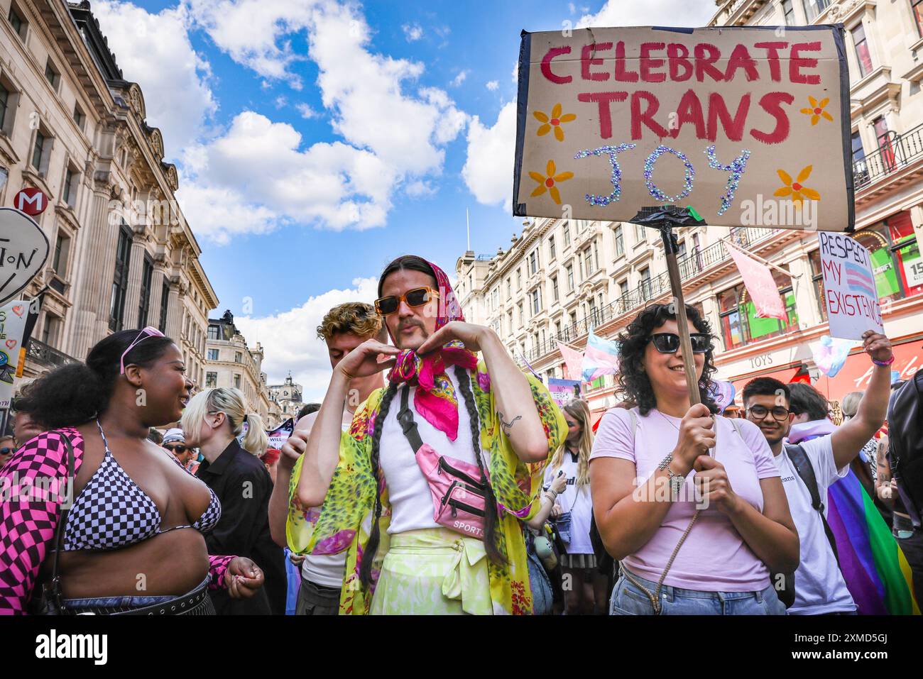 London, Großbritannien. Juli 2024. Tausende von Menschen nehmen an dem jährlichen London Trans Pride march Teil, bei dem Aktivisten für die Geschlechterrechte von Trans und lgbt und gegen Diskriminierung in Gesellschaft, am Arbeitsplatz und im öffentlichen Leben protestieren. Der marsch beginnt in der Nähe des Portland Square und verläuft entlang der Regent Street, entlang der Piccadilly und zum Wellington Arch. Quelle: Imageplotter/Alamy Live News Stockfoto