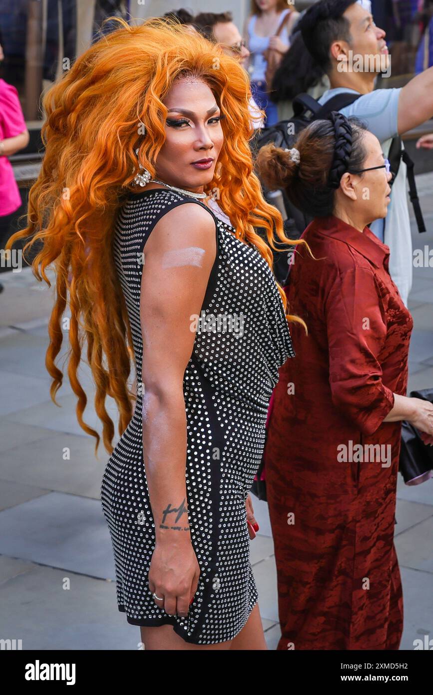 London, Großbritannien. Juli 2024. Tausende von Menschen nehmen an dem jährlichen London Trans Pride march Teil, bei dem Aktivisten für die Geschlechterrechte von Trans und lgbt und gegen Diskriminierung in Gesellschaft, am Arbeitsplatz und im öffentlichen Leben protestieren. Der marsch beginnt in der Nähe des Portland Square und verläuft entlang der Regent Street, entlang der Piccadilly und zum Wellington Arch. Quelle: Imageplotter/Alamy Live News Stockfoto