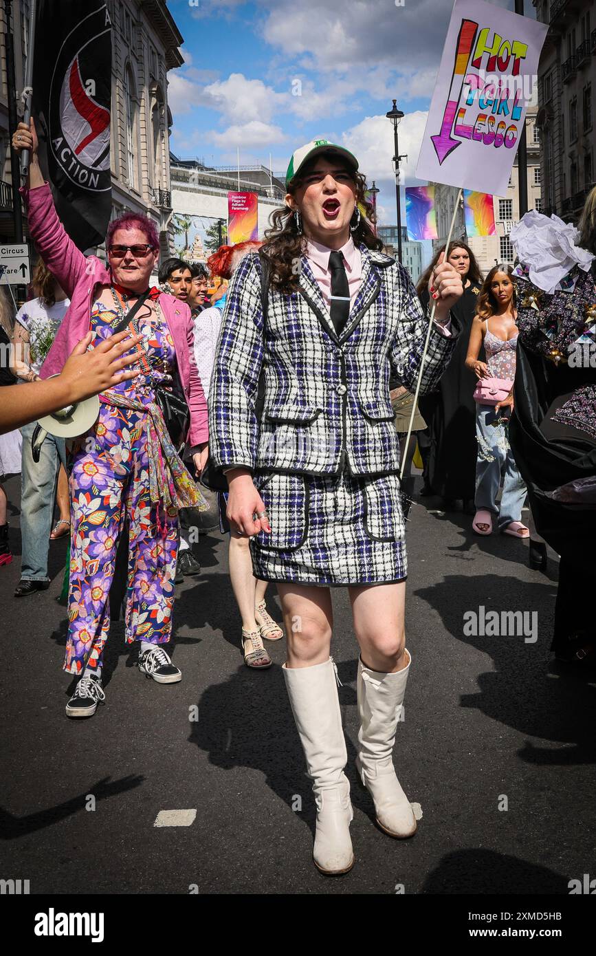 London, Großbritannien. Juli 2024. Tausende von Menschen nehmen an dem jährlichen London Trans Pride march Teil, bei dem Aktivisten für die Geschlechterrechte von Trans und lgbt und gegen Diskriminierung in Gesellschaft, am Arbeitsplatz und im öffentlichen Leben protestieren. Der marsch beginnt in der Nähe des Portland Square und verläuft entlang der Regent Street, entlang der Piccadilly und zum Wellington Arch. Quelle: Imageplotter/Alamy Live News Stockfoto