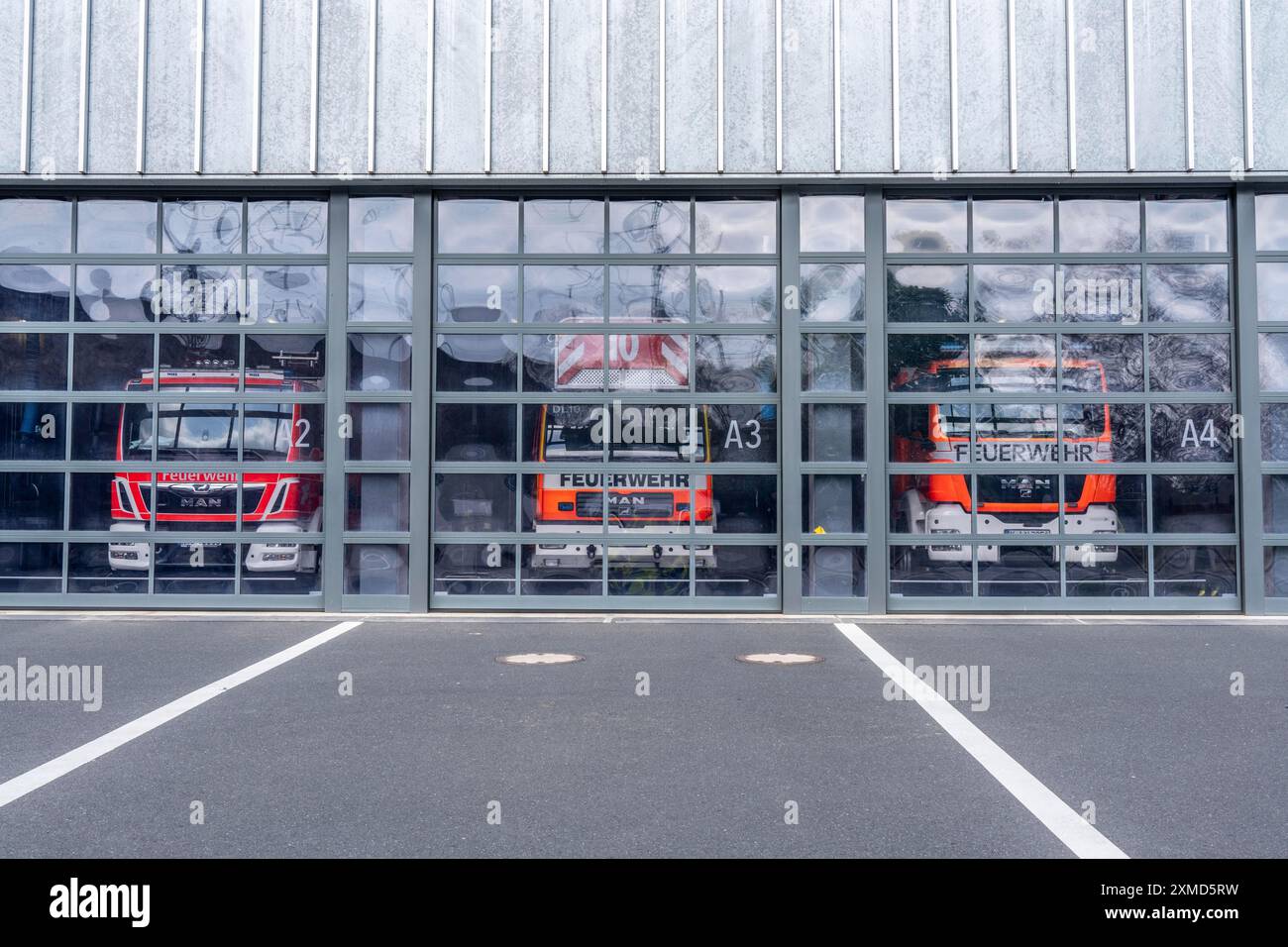 Feuerwehr, Feuerwehr, moderne Feuerwehr, Glastor, Einsatzfahrzeuge in der Fahrzeughalle, Köln, Nordrhein-Westfalen, Deutschland Stockfoto