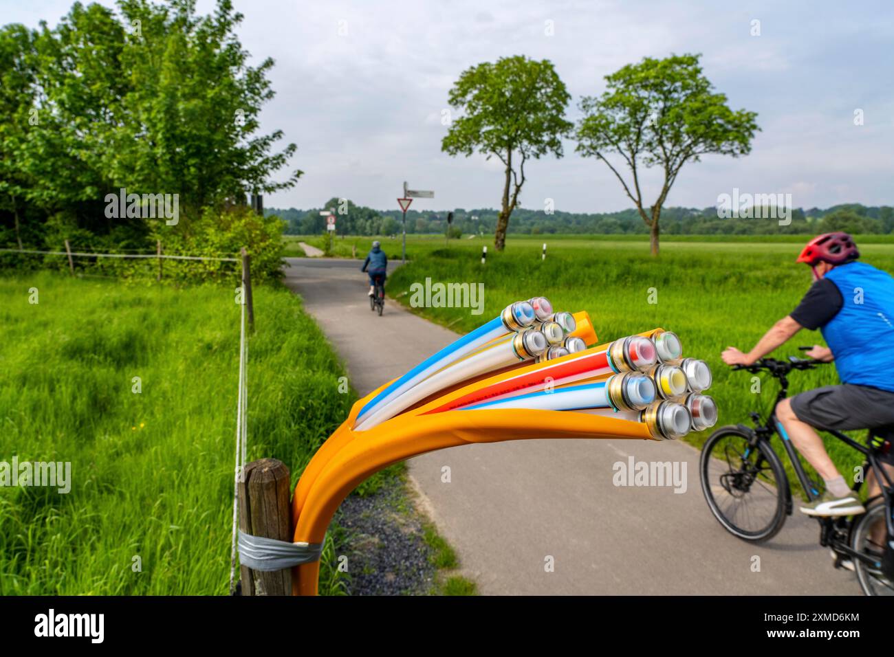 Glasfaserkabel, frisch auf einem Feldweg verlegt, in einem Fahrerlager, warten auf weitere Erweiterung, Erweiterung und Bereitstellung von Hochgeschwindigkeits-Internet auf dem Land Stockfoto