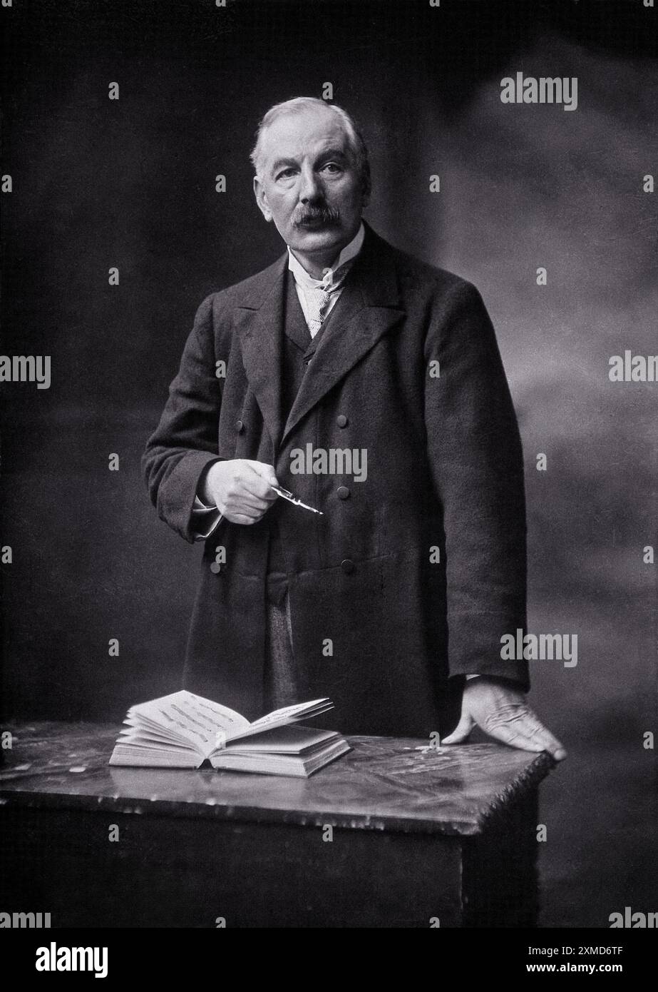 Sir Byrom Bramwell FRSE FRCPE war ein britischer Arzt und Autor. Er war Allgemeinarzt, wurde aber bekannt für seine Arbeit in der Neurologie, Herz- und Blutkrankheiten und Störungen der endokrinen Organe. Er war Präsident des Royal College of Physicians of Edinburgh. Stockfoto