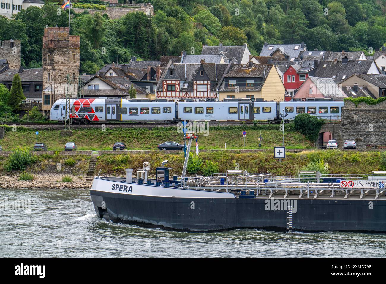 Linkes Ufer der Rheinbahnstrecke im Oberen Mittelrheintal, bei Oberwesel, verkehrt zwischen Koblenz die Regionalbahn DB Regio Südwest SUeWEX Stockfoto