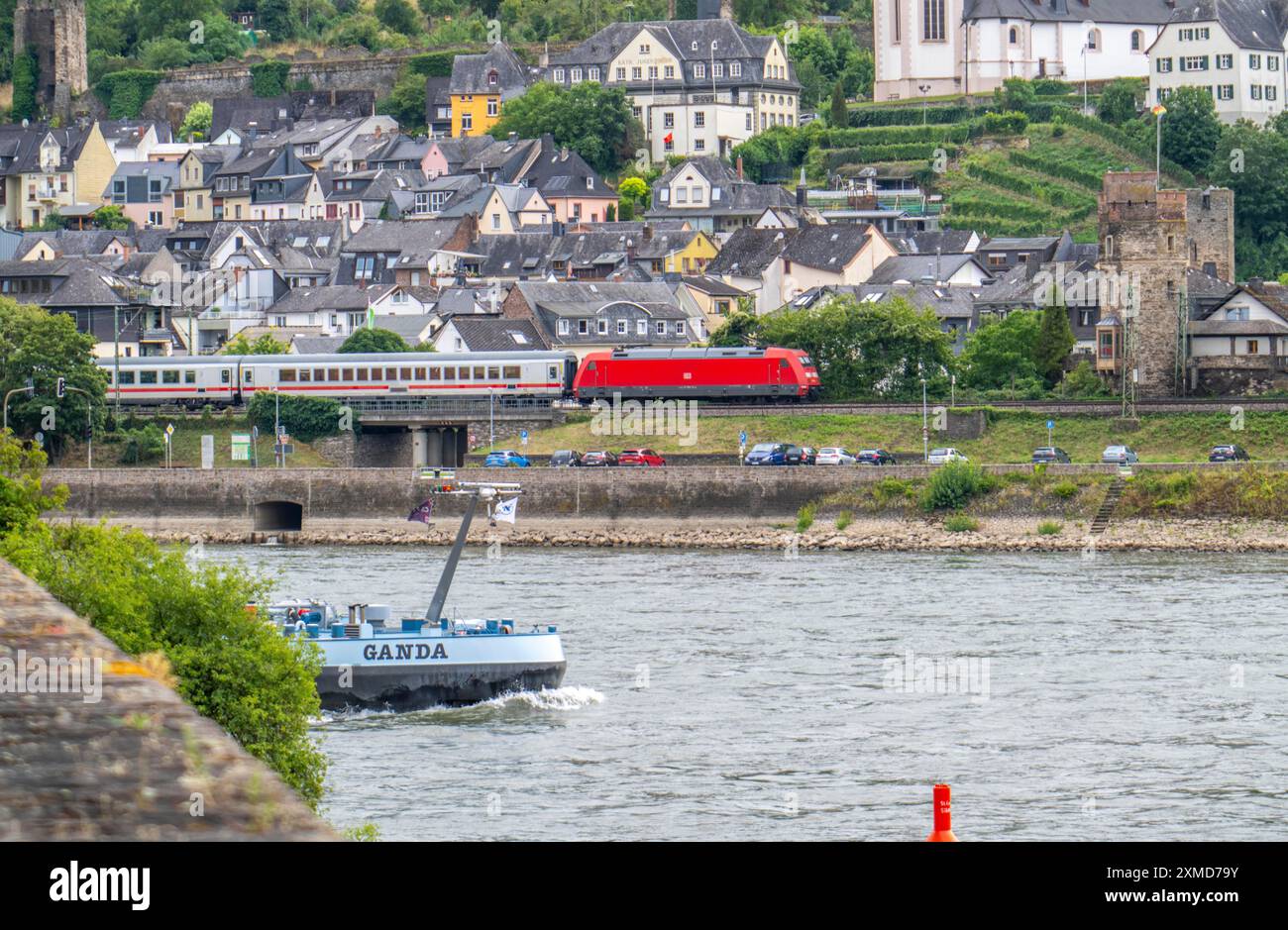 Linkes Ufer der Rheinbahnstrecke im Oberen Mittelrheintal, bei Oberwesel, IC-Zug durch die Stadt, Rheinland-Pfalz, Deutschland Stockfoto