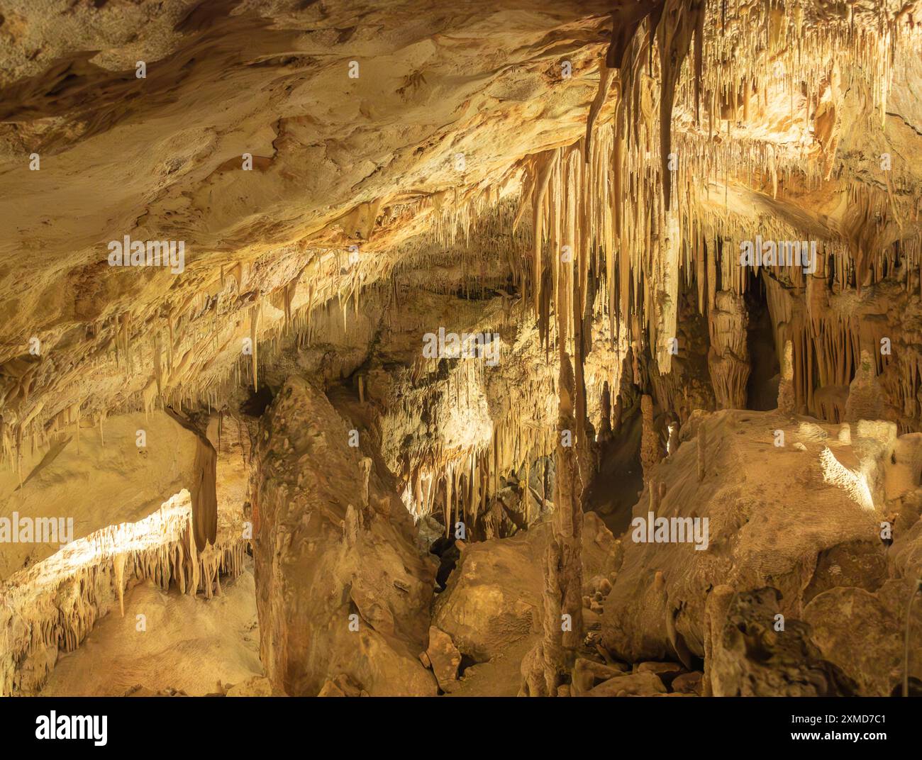 Majestätische Stalaktiten- und Stalagmitenformationen in Mallorcas Drachenhöhlen Stockfoto