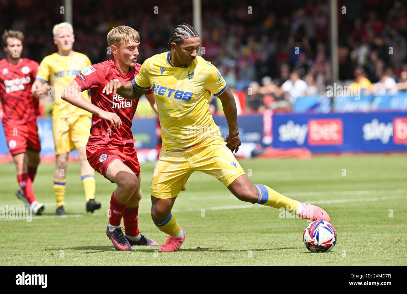 Max Anderson aus Crawley (links) kämpft mit Chris Richards aus Crystal Palace während des Freundschaftsspiels zwischen Crawley Town und Crystal Palace im Broadfield Stadium, Crawley, Großbritannien - 27. Juli 2024 Stockfoto