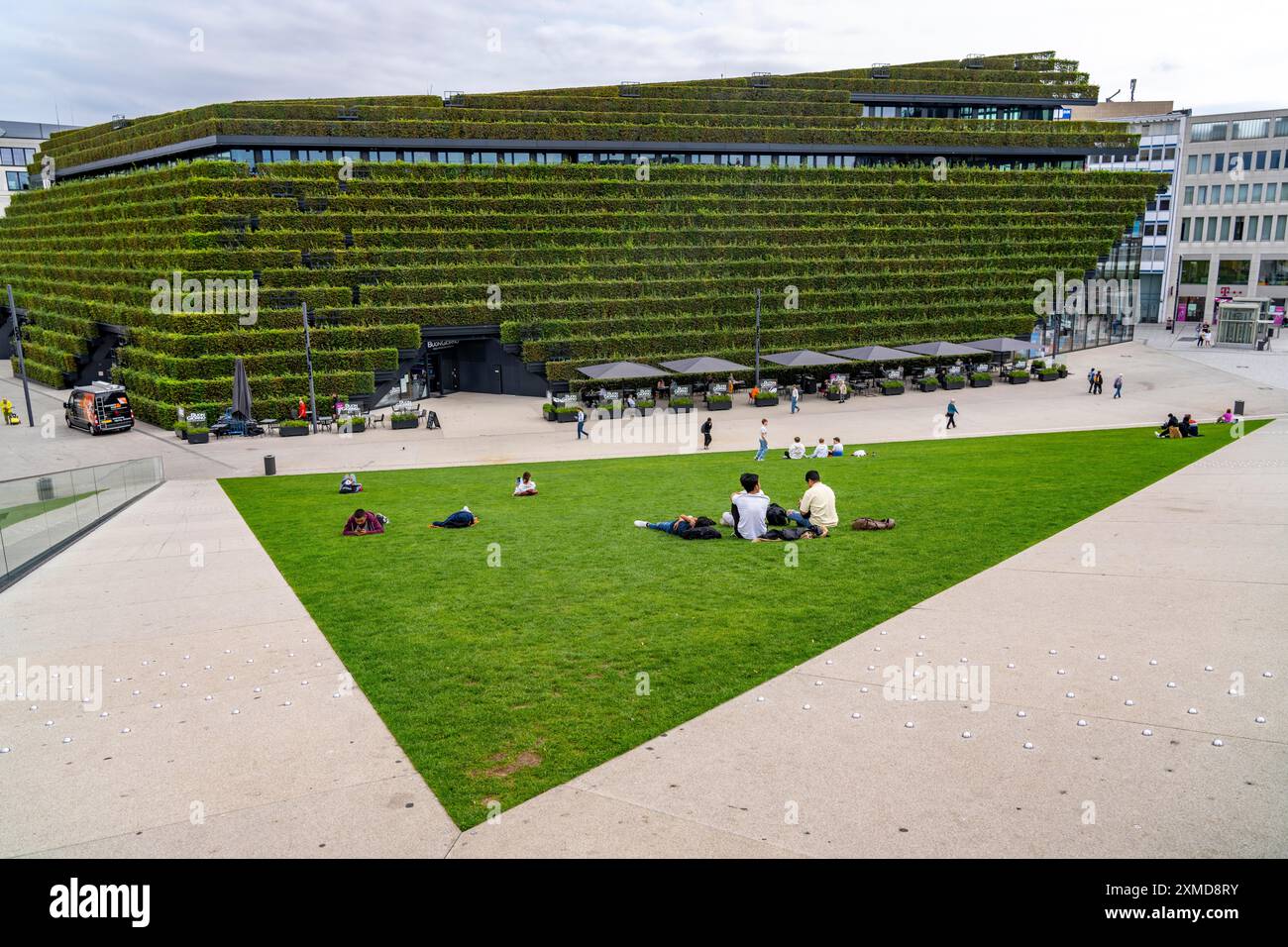 Grüne Fassade, bestehend aus über 30 000 Hainbuken, die eine gut 8 Kilometer lange Hecke auf dem Dach und der Fassade des Koe-Bogen-2-Gebäudes bilden Stockfoto