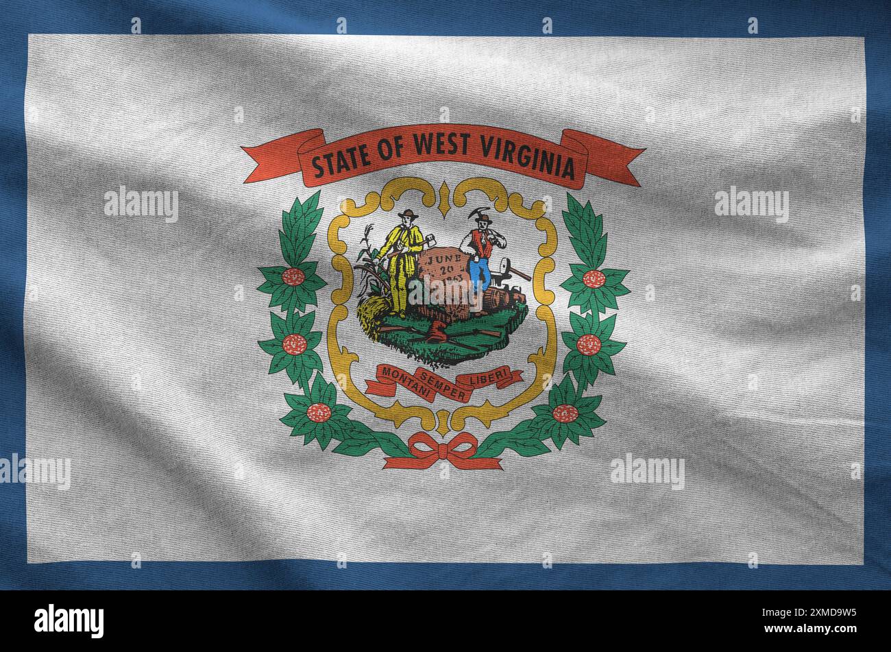 West Virginia US-Staatsflagge auf gefaltetem, gewelltem Stoff aus altem Tuch in Nahaufnahme dargestellt Stockfoto