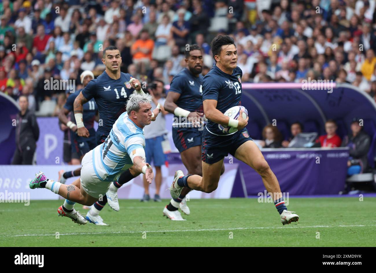 Paris, Frankreich. Juli 2024. Der US-amerikanische Lucas Lacamp läuft am Eröffnungstag der Olympischen Spiele in Paris am Samstag, den 27. Juli 2024 mit dem Ball im Spiel der Rugby-Sieben gegen Argentinien im Stade de France. Argentinien gewann das Spiel 19:0. Foto: Hugo Philpott/UPI Credit: UPI/Alamy Live News Stockfoto