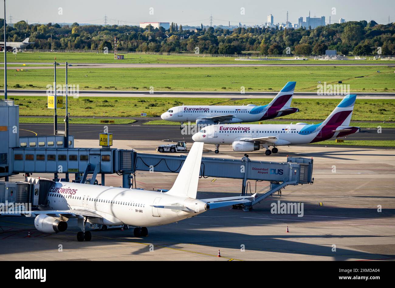 Flughafen Düsseldorf, Eurowings-Flugzeuge auf dem Rollweg und am Terminal A Stockfoto