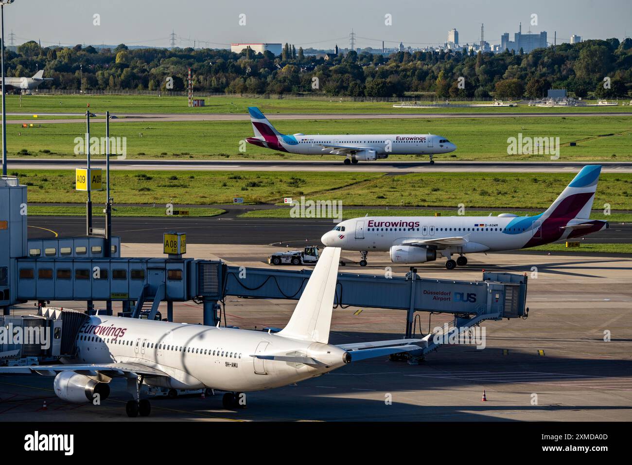 Flughafen Düsseldorf, Eurowings Flugzeug nach der Landung, auf dem Rollweg und am Terminal A Stockfoto