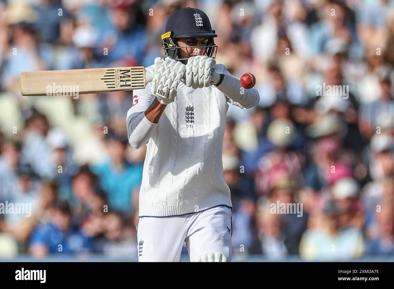 Shoaib Bashir aus England trifft den Ball am zweiten Tag des Rothesay Test Match England vs West Indies in Edgbaston, Birmingham, Großbritannien, 27. Juli 2024 (Foto: Mark Cosgrove/News Images) Stockfoto