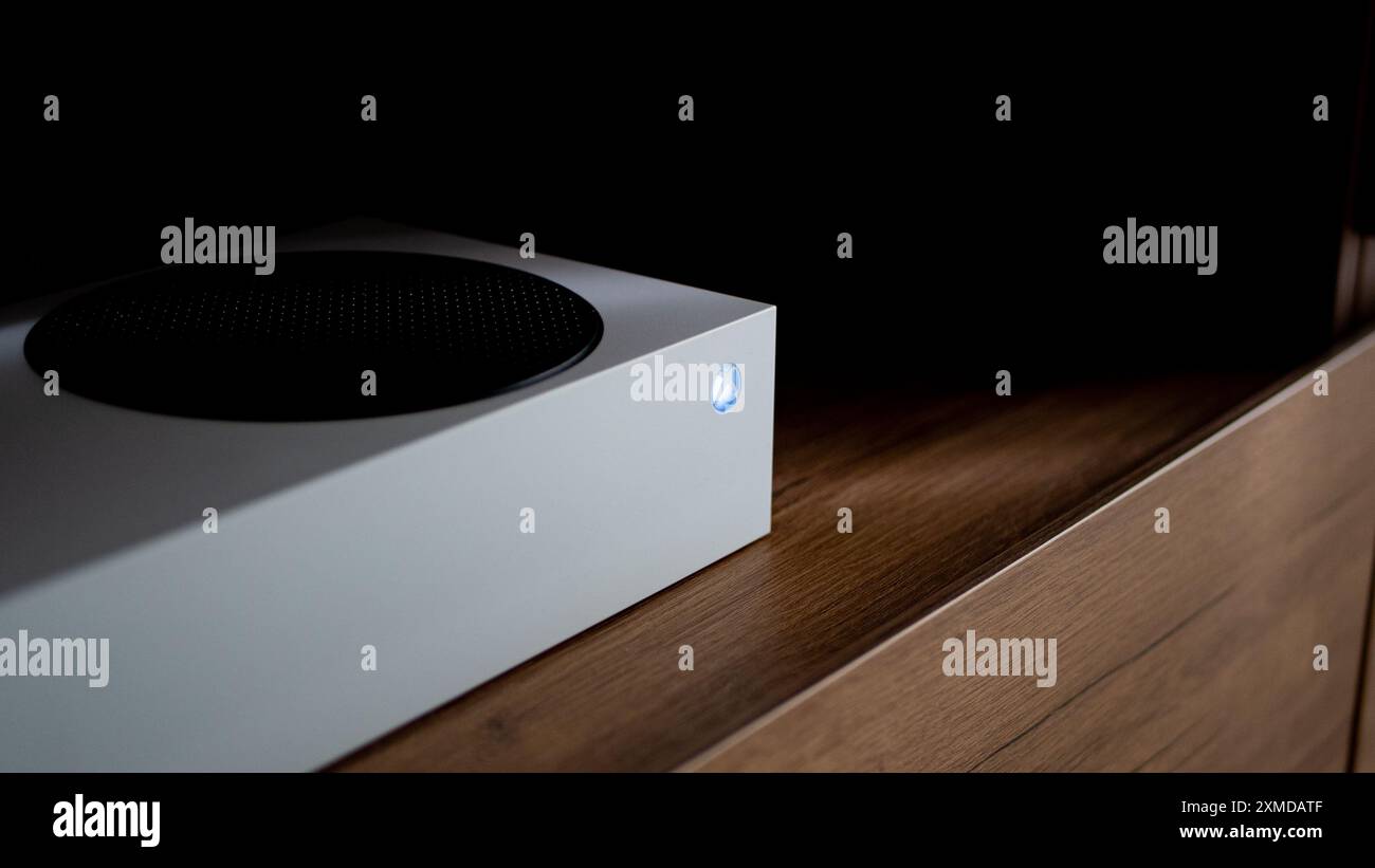 Vorderseite der Xbox-Serie, schwarzer Hintergrund, XBOX-Logo İstanbul-TURKEY 2,07,2024 Stockfoto