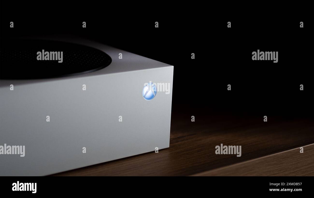 Vorderseite der Xbox-Serie, schwarzer Hintergrund, XBOX-Logo İstanbul-TURKEY 2,07,2024 Stockfoto