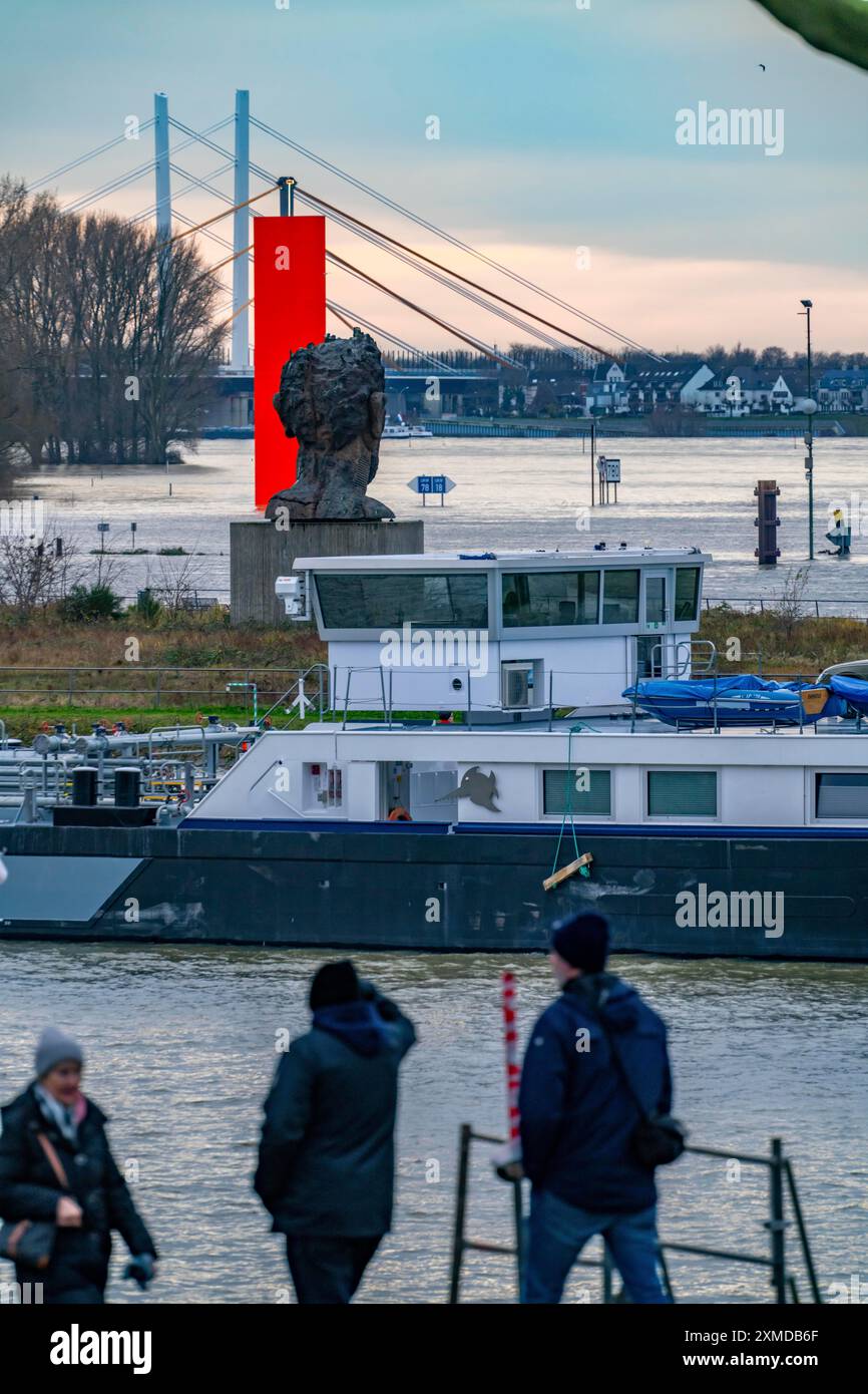 Hochwasser auf dem Rhein bei Duisburg, Frachter im Vinckekanal, Neuenkamp Rheinbrücke, Alt- und Neubau, Wahrzeichen Rhein Orange, durchgespült Stockfoto