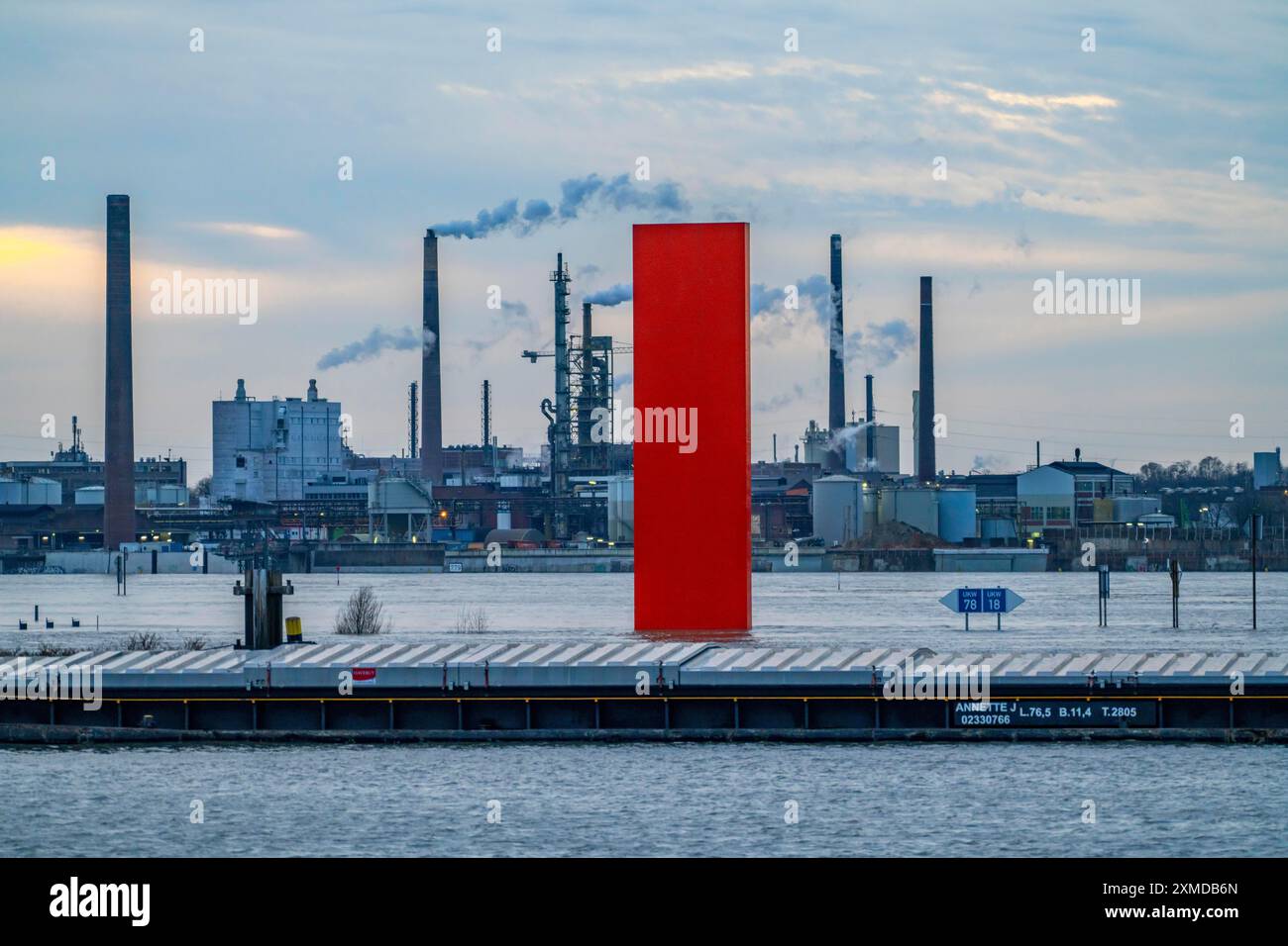 Hochwasser am Rhein bei Duisburg, Frachter liegen im Hafenkanal, der industriellen Kulisse der Venator Deutschland GmbH, ehemals Sachtleben Stockfoto