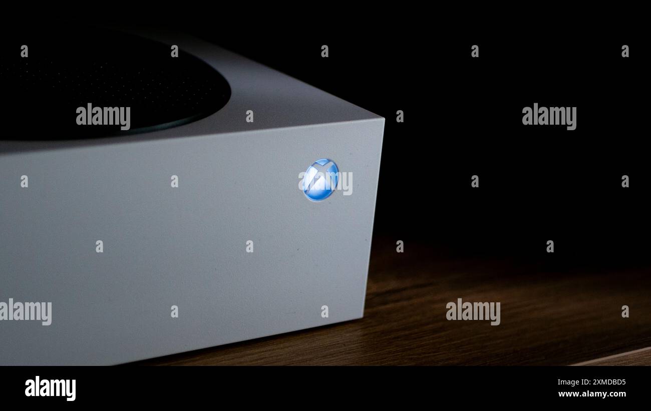 Vorderseite der Xbox-Serie, schwarzer Hintergrund, XBOX-Logo İstanbul-TURKEY 2,07,2024 Stockfoto