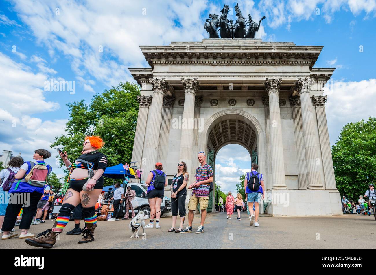 London, Großbritannien. Juli 2024. Das große Ende des Wellington Arch - Trans Pride march in London - "keiner von uns ist frei, bis wir alle frei sind", protestiert der Satz für dieses Jahr. Sie beginnt am Langham Place in der Nähe des Oxford Circus und endet am Wellington Arch (Hyde Park Corner). Der marsch steht vor dem Hintergrund einer "wachsenden Anti-Trans-Feindseligkeit", der Ermordung der Trans-Teenagerin Brianna Ghey, eines Aufschwungs in der öffentlichen "Debatte" über das Leben von Transgender-Individuen, die Fortsetzung der Reihe zwischen J.K. Rowling und einigen der Stars der Harry Potter-Filme und die Ergebnisse des Cass-Berichts. Guy Stockfoto