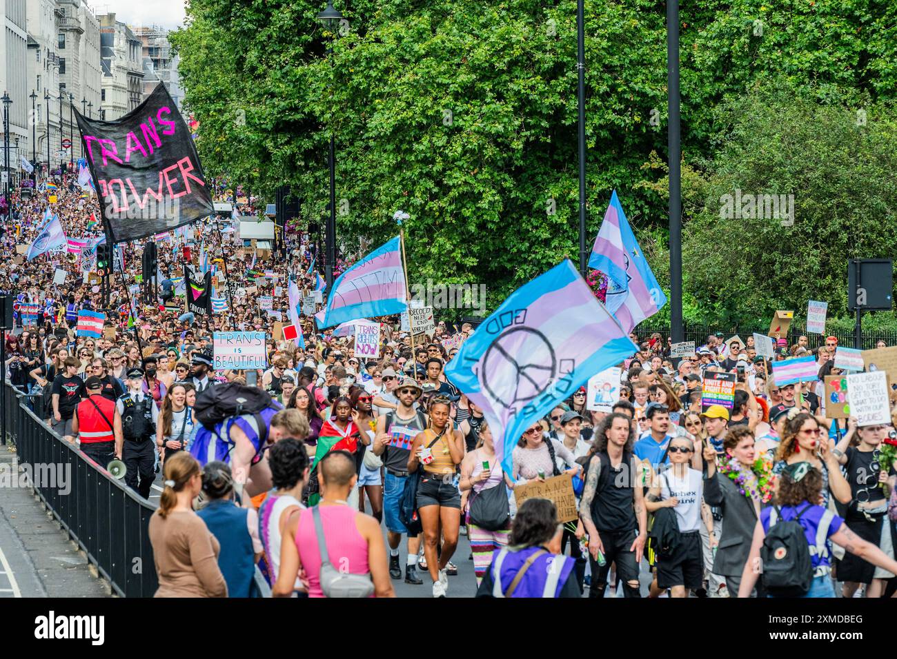 London, Großbritannien. Juli 2024. Der große marsch geht nach Piccadilly, um seinen Abschluss beim Wellington Arch - Trans Pride march in London - "keiner von uns ist frei, bis wir alle frei sind", protestiert der Satz dieses Jahres. Sie beginnt am Langham Place in der Nähe des Oxford Circus und endet am Wellington Arch (Hyde Park Corner). Der marsch steht vor dem Hintergrund einer „wachsenden Anti-Trans-Feindseligkeit“, der Ermordung der Trans-Teenagerin Brianna Ghey, eines Aufschwungs in der öffentlichen „Debatte“ über das Leben von Transgender-Individuen, der anhaltenden Auseinandersetzung zwischen J.K. Rowling und einigen der Stars der Harry-Potter-Filme und der Findin Stockfoto