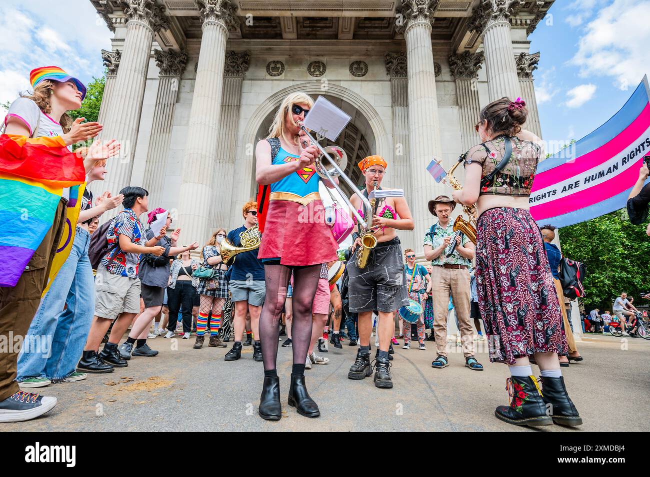 London, Großbritannien. Juli 2024. Die Band kommt unter dem Bogen an - die großen Finishs im Wellington Arch - Trans Pride march in London - "keiner von uns ist frei, bis wir alle frei sind", so der Satz für dieses Jahr. Sie beginnt am Langham Place in der Nähe des Oxford Circus und endet am Wellington Arch (Hyde Park Corner). Der marsch steht vor dem Hintergrund einer „wachsenden Anti-Trans-Feindseligkeit“, der Ermordung der Trans-Teenagerin Brianna Ghey, eines Aufschwungs in der öffentlichen „Debatte“ über das Leben von Transgender-Individuen, der anhaltenden Auseinandersetzung zwischen J.K. Rowling und einigen der Stars der Harry-Potter-Filme und der Findin Stockfoto