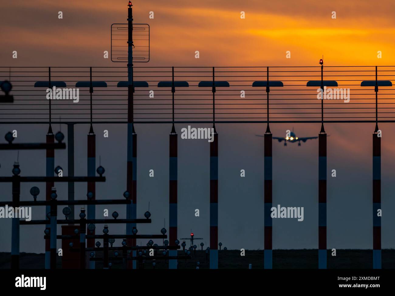 Start- und Landebahnbeleuchtung, Anflughilfen, am Internationalen Flughafen Düsseldorf, Sonnenuntergang, Flugzeug nähert sich der Hauptbahn Süd, 05R/23L, Nord Stockfoto