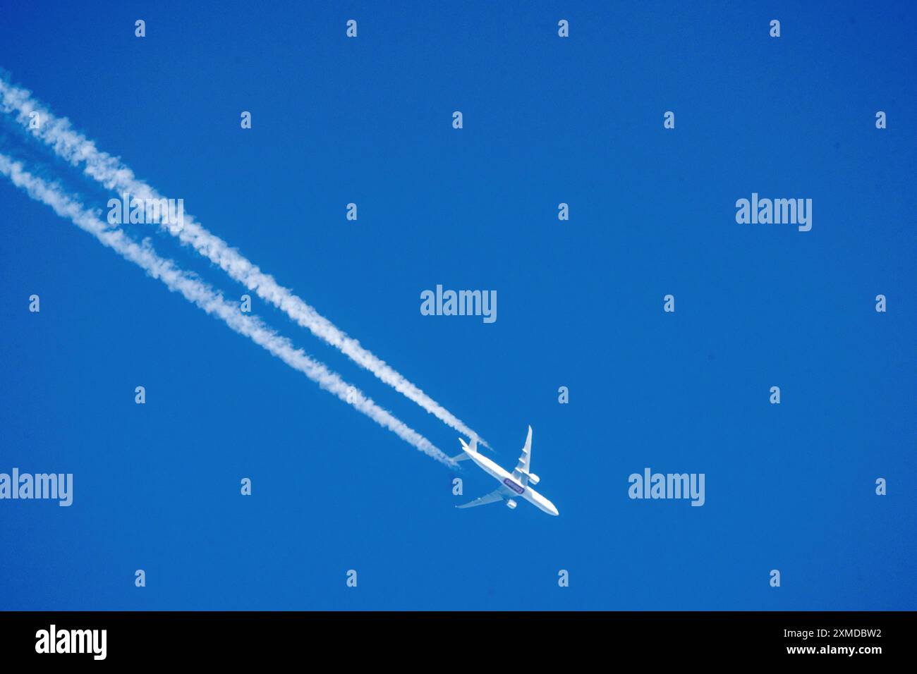 Emirates Flugzeuge am Himmel, Kondensstreifen Stockfoto