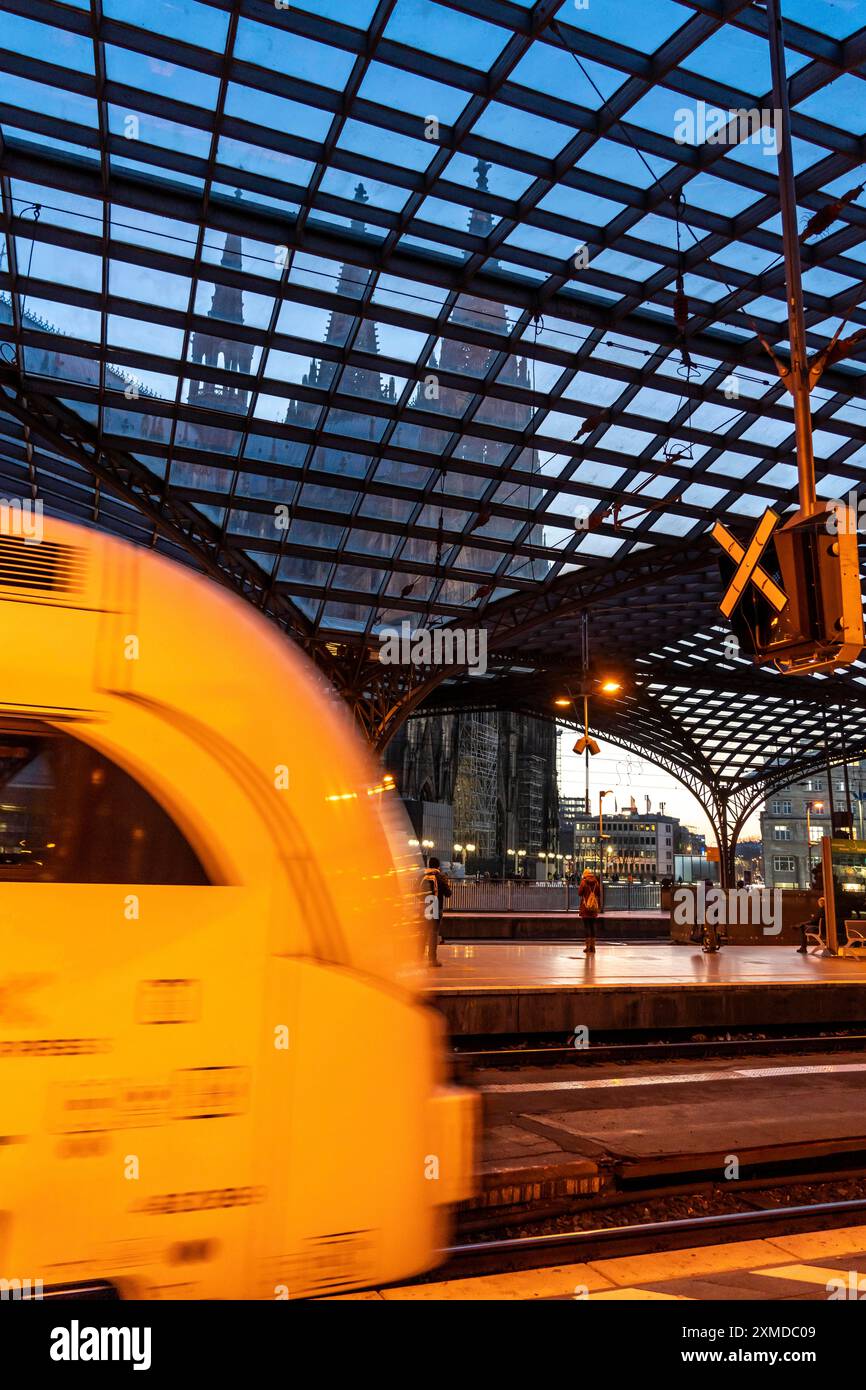 Kölner Hauptbahnhof, RRX, Regionalexpress, Glasdach, Kölner Dom, Köln, Nordrhein-Westfalen, Deutschland Stockfoto