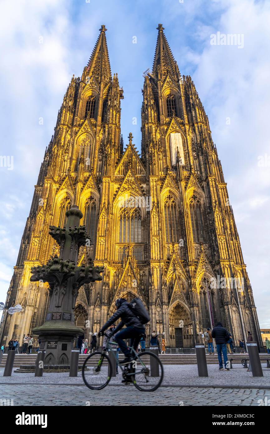 Kölner Dom, Blick auf die Westfassade, auf den Nordturm einer der seltenen Anlässe fast ohne Gerüst auf den Türmen, Köln, Deutschland Stockfoto
