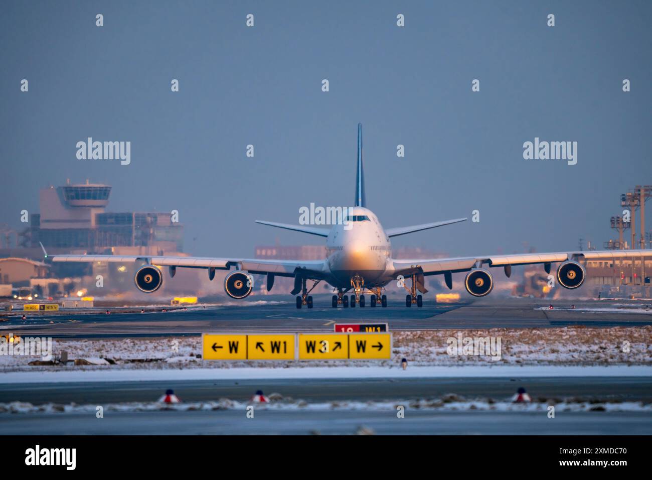 Lufthansa Boeing 747-8, auf dem Rollweg zur Start- und Landebahn West, Frankfurt FRA Airport, Fraport, im Winter, Hessen, Deutschland Stockfoto