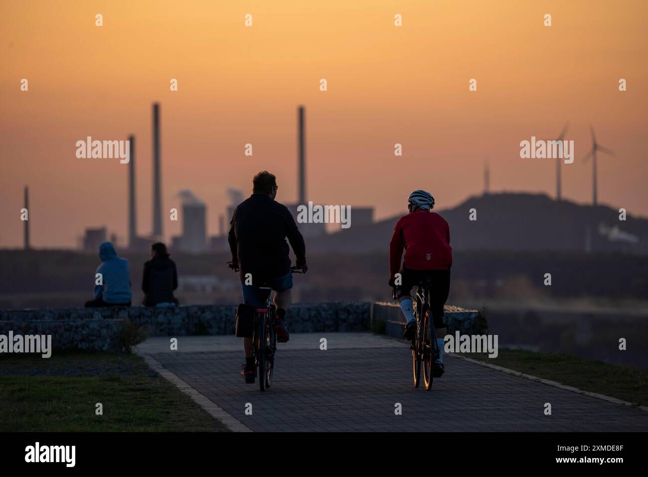 Abendliche Atmosphäre auf der Hoheward-Beute, mit dem UNIPER-Kohlekraftwerk Gelsenkirchen-Scholven im Hintergrund, der größten Beute Stockfoto