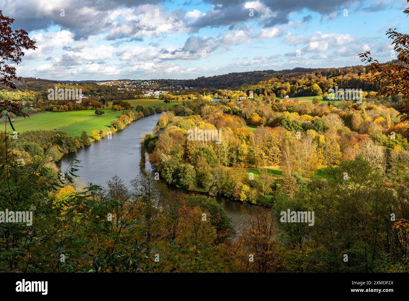 Aussichtspunkt im Stadtwald von Essen-Kettwig, Blick auf das Ruhrtal zwischen Kettwig und Essen-Werden, im Hintergrund, Essen, Norden Stockfoto