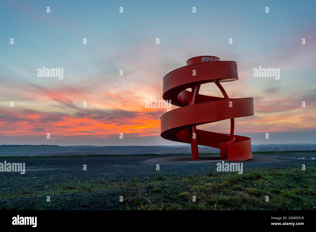 Skulptur Haldenzeichen, Aussichtsturm, Humbert-Grabspitze, Teil des Lippeparks in Hamm, 5 Grabspitzen wurden zu einer Art Freizeit verbunden Stockfoto