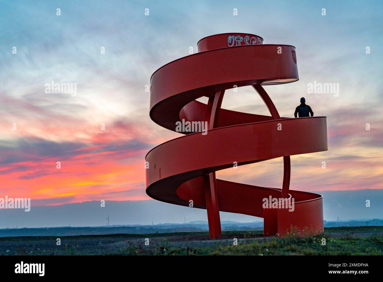 Skulptur Haldenzeichen, Aussichtsturm, Humbert-Grabspitze, Teil des Lippeparks in Hamm, 5 Grabspitzen wurden zu einer Art Freizeit verbunden Stockfoto