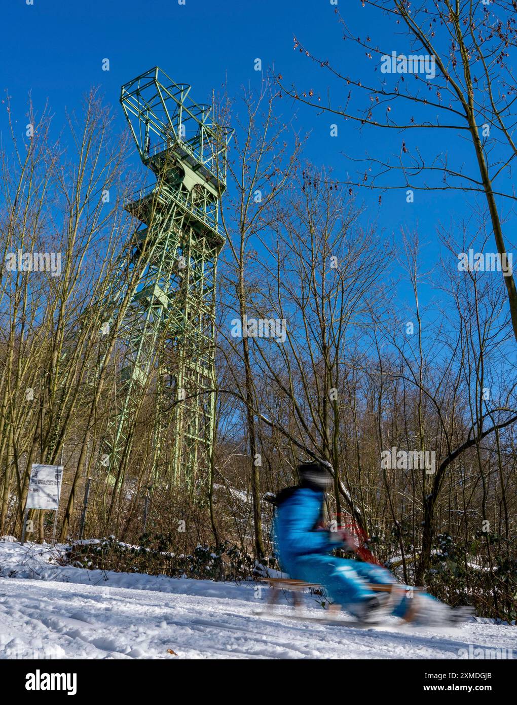 Winter im Ruhrgebiet, Rodelbahn auf einem Waldweg am Baldeney See, Grundgerüst der ehemaligen Zeche Carl Funke, Essen, Nordrhein-Westfalen Stockfoto