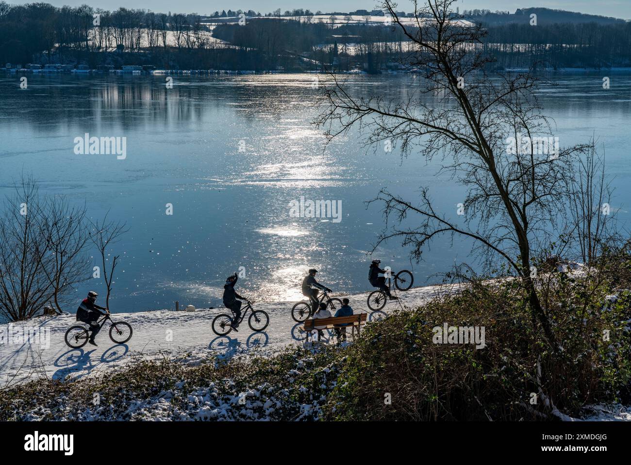 Winter im Ruhrgebiet, Baldeney-See, schneebedeckter, teilweise gefrorener See, Spaziergänger auf dem Seeweg, Westufer, Essen, Nordrhein-Westfalen Stockfoto