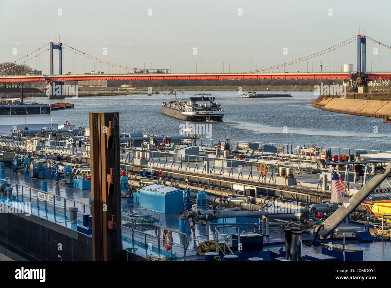 Niederländisches Tankschiff Endeavour, auf dem Weg zum Hafen von Rotterdam, Ausfahrt auf den Rhein, Friedrich-Ebert-Brücke, Tanker, Tanker für Flüssigkeiten, Chemikalien Stockfoto